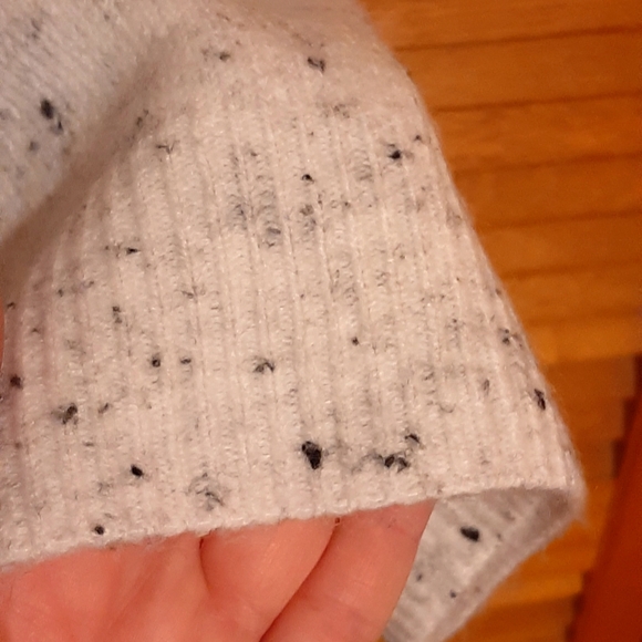 Wintery Long Sleeve Sweater - Picture 4 of 11